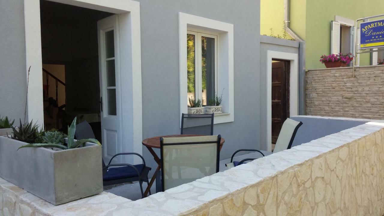 Family House Nerezine Apartment Exterior photo