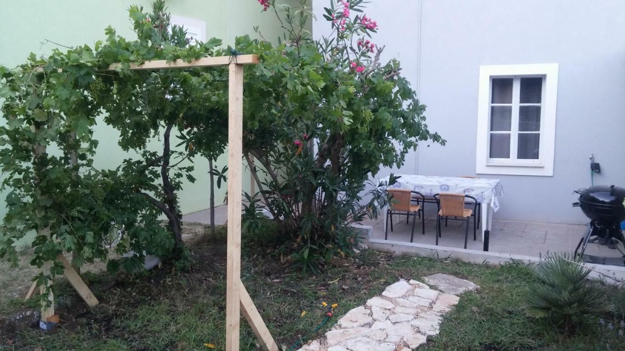 Family House Nerezine Apartment Exterior photo