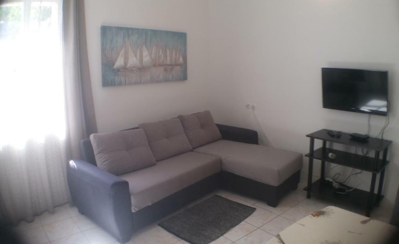 Family House Nerezine Apartment Exterior photo